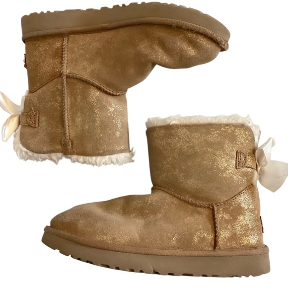 UGG 6 Mini Bailey Bow Glimmer Gold Tan Ankle Boots Women’s Suede Shearling - Picture 1 of 12